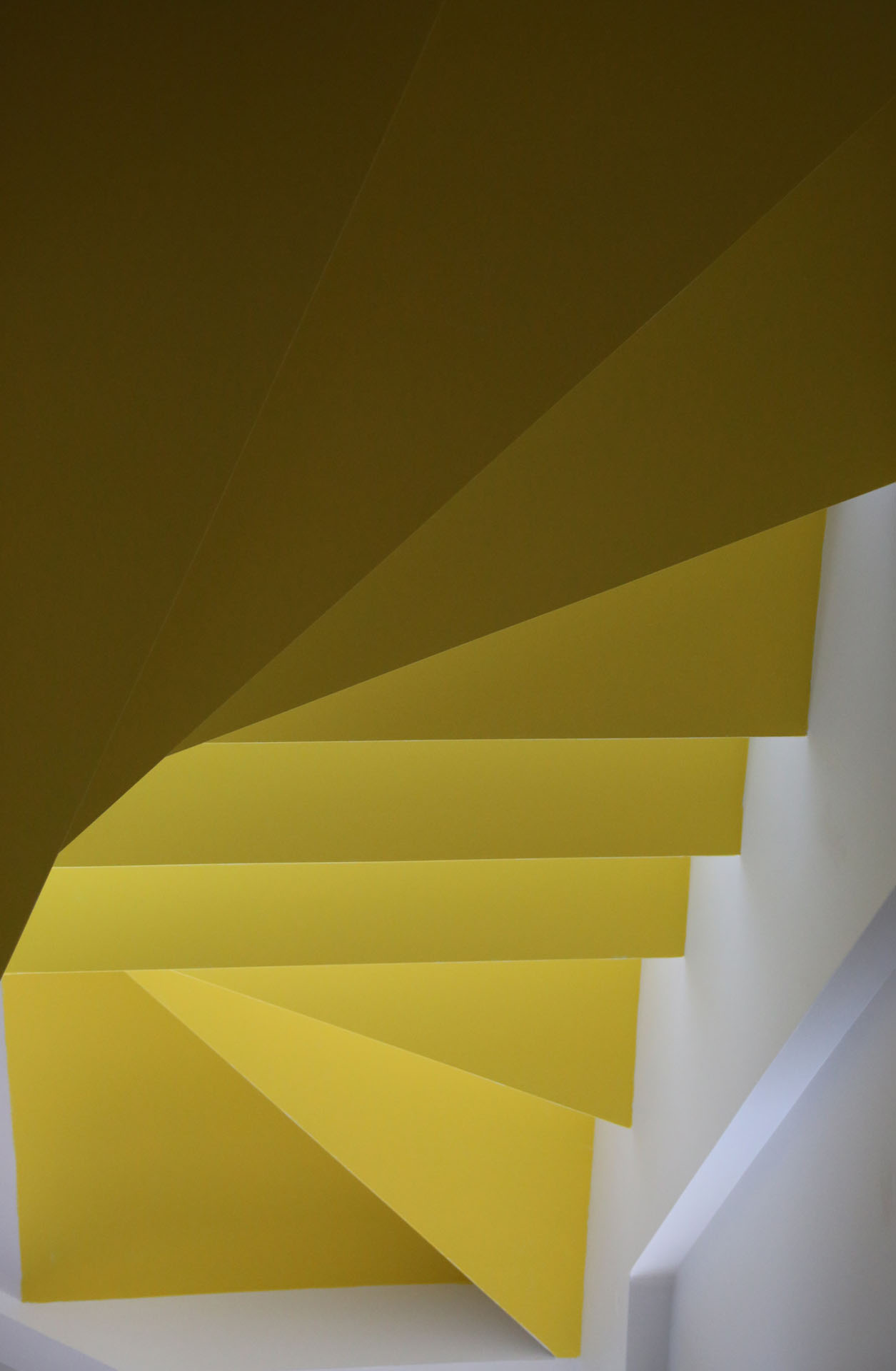 Das Bild betrachte von unten den Aufstieg einer Treppe und illustriert farbig die rechte Seite der Startseite von buerotezett • konzept und redaktion, Anke Thomsen-Askanazy, Koeln.